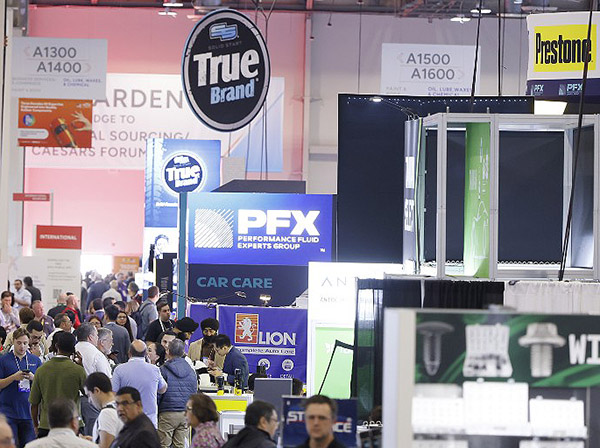 s_busy-show-floor-with-signage